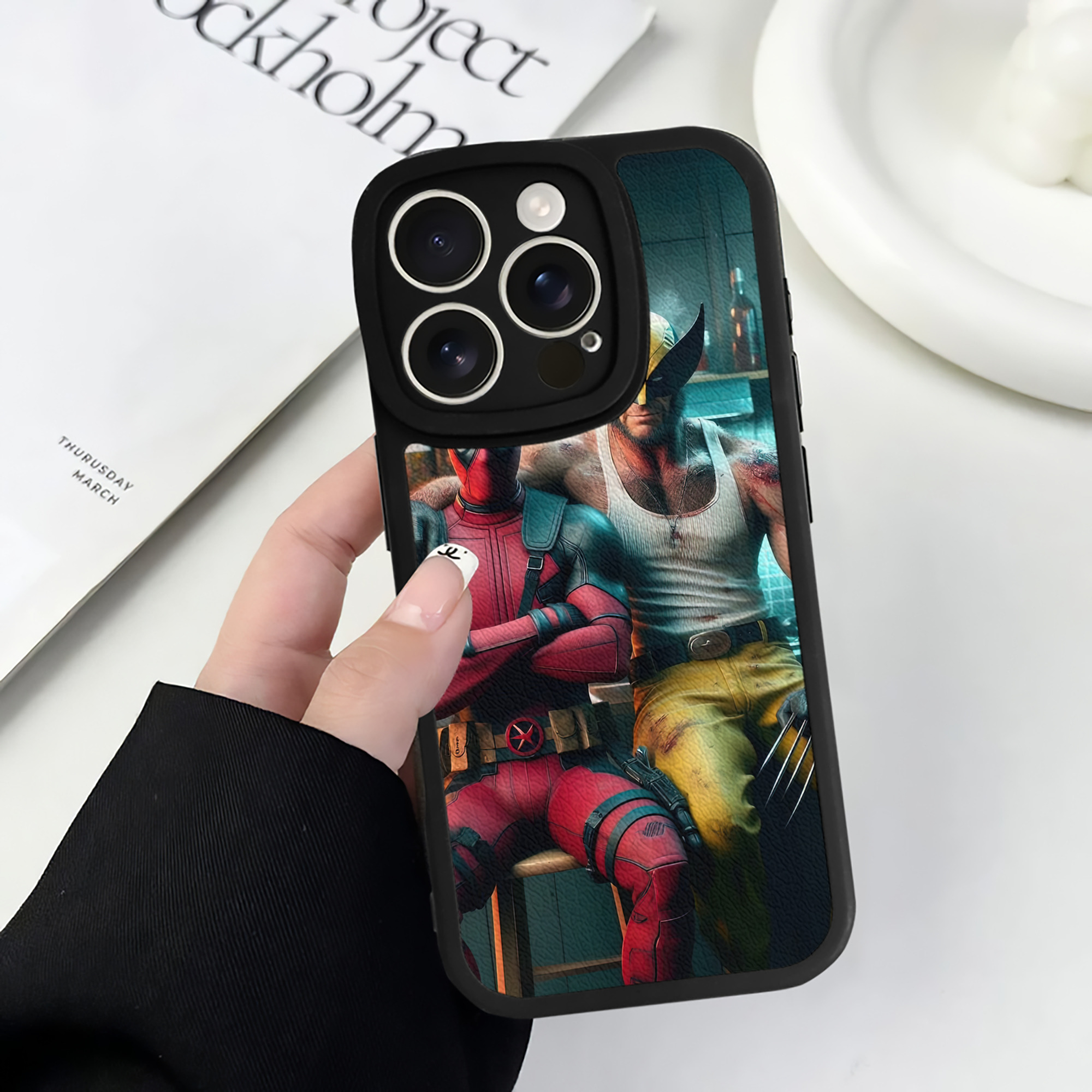 （画像用） Deadpool デッドプール 【iPhone 16シリーズ対応】シリコンスマホケース（レザー調） 材質：シリコン